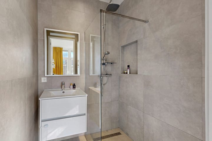 Renovated Apartment with Two Bathrooms and Sunny Balcony in Amsterdam Oost — 34