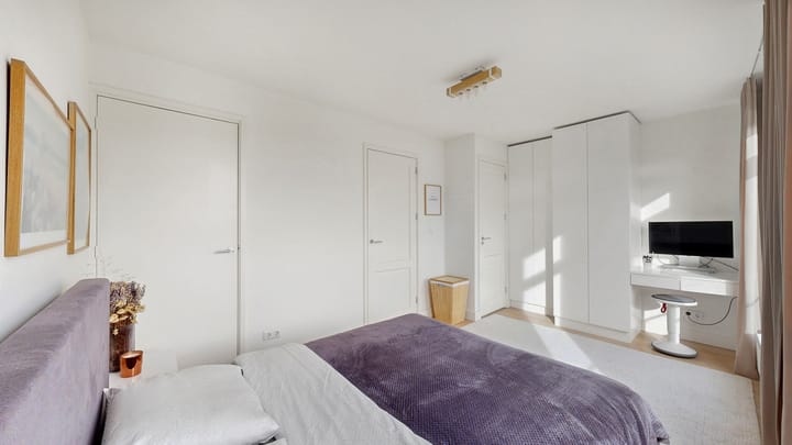 Renovated Apartment with Two Bathrooms and Sunny Balcony in Amsterdam Oost — 46