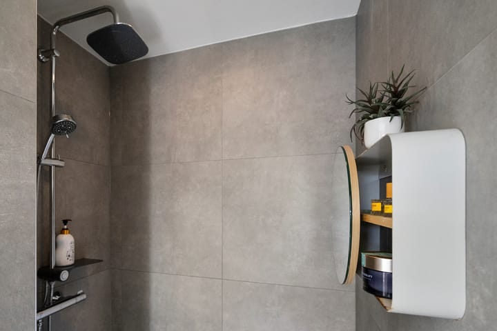 Renovated Apartment with Two Bathrooms and Sunny Balcony in Amsterdam Oost — 48