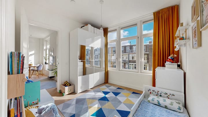 Renovated Apartment with Two Bathrooms and Sunny Balcony in Amsterdam Oost — 32