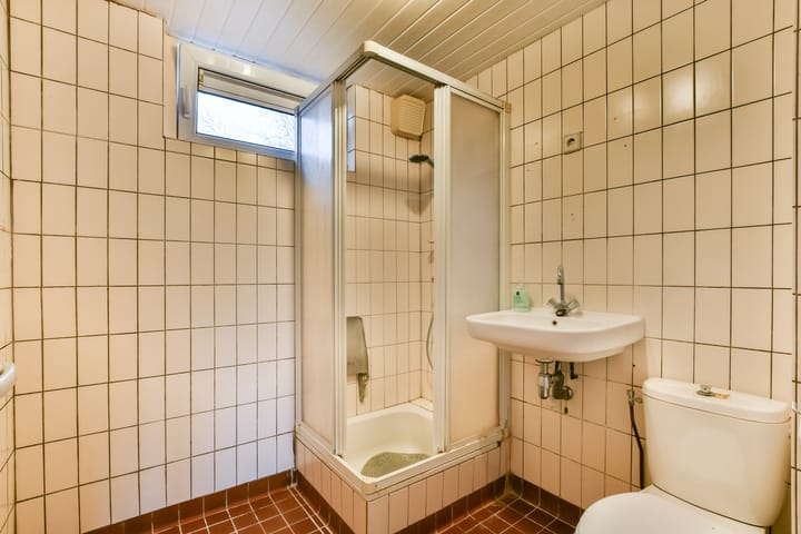 Family Home with 5 Bedrooms, Solar Panels and Sunny Garden — 31