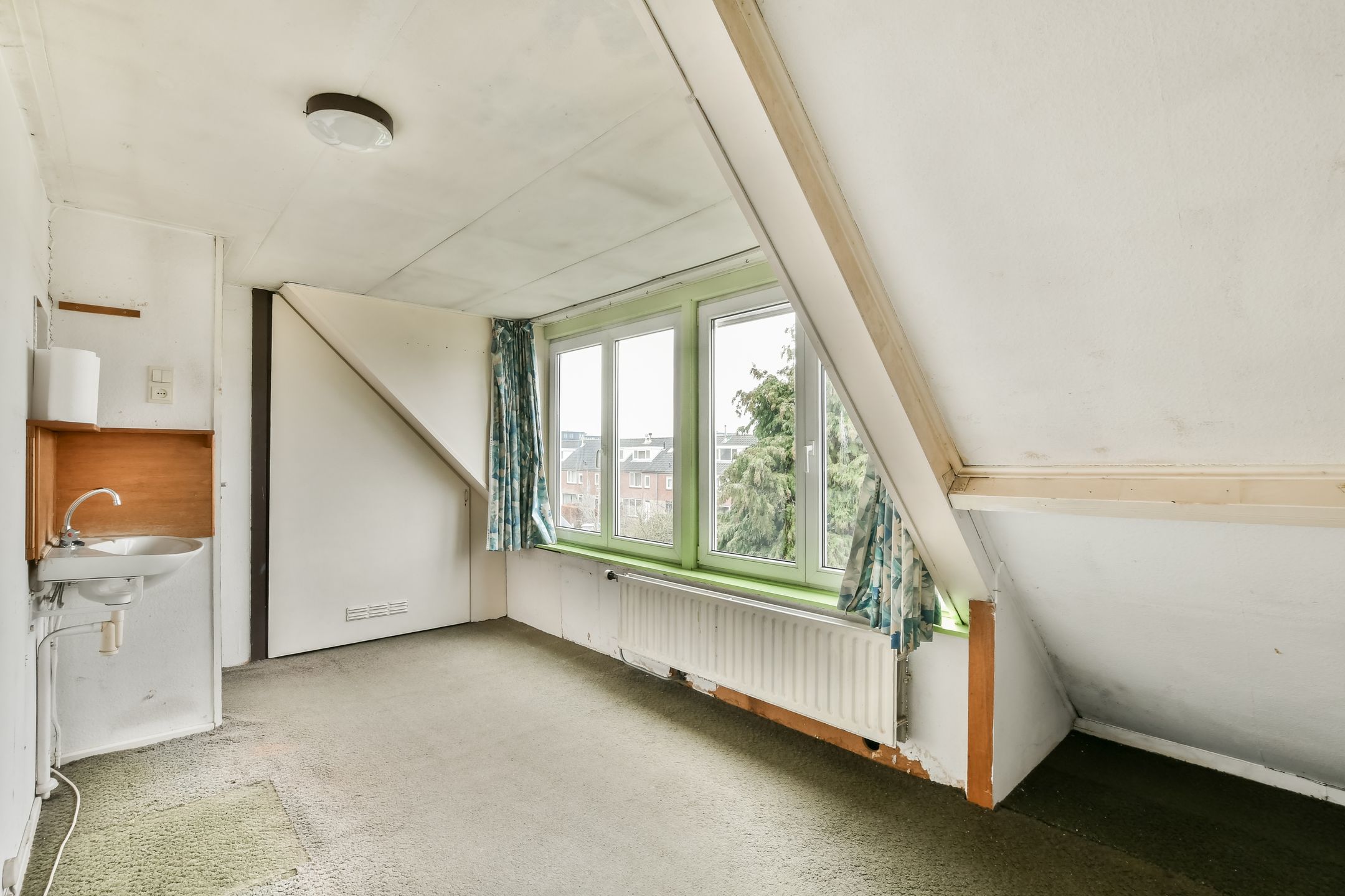 Family Home with 5 Bedrooms, Solar Panels and Sunny Garden — 56