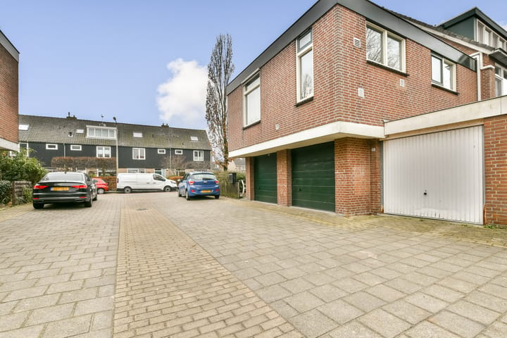 Family Home with 5 Bedrooms, Solar Panels and Sunny Garden — 57
