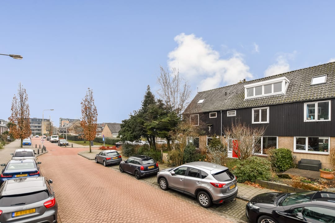 Family Home with 5 Bedrooms, Solar Panels and Sunny Garden — 72