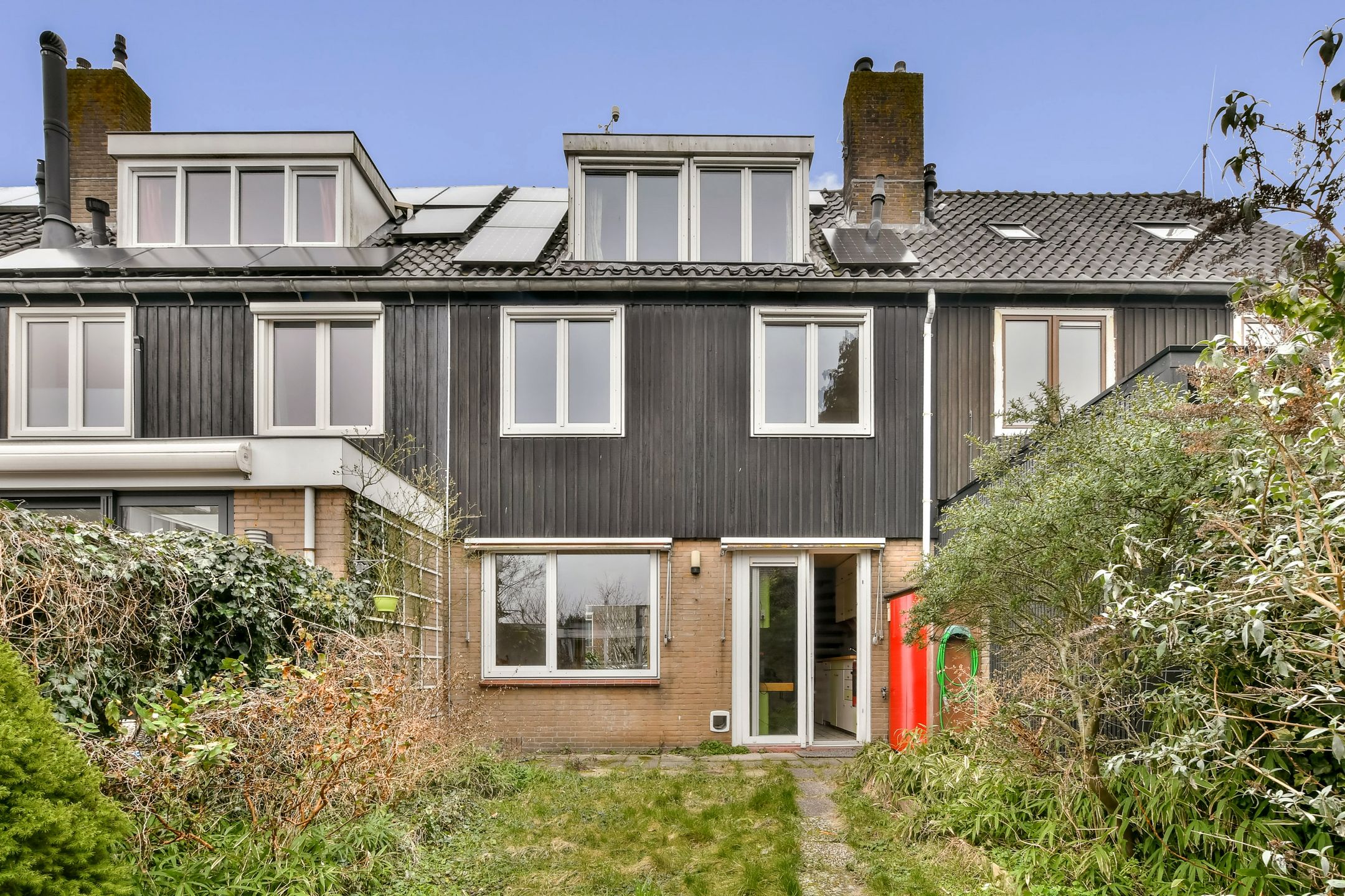 Family Home with 5 Bedrooms, Solar Panels and Sunny Garden — 17