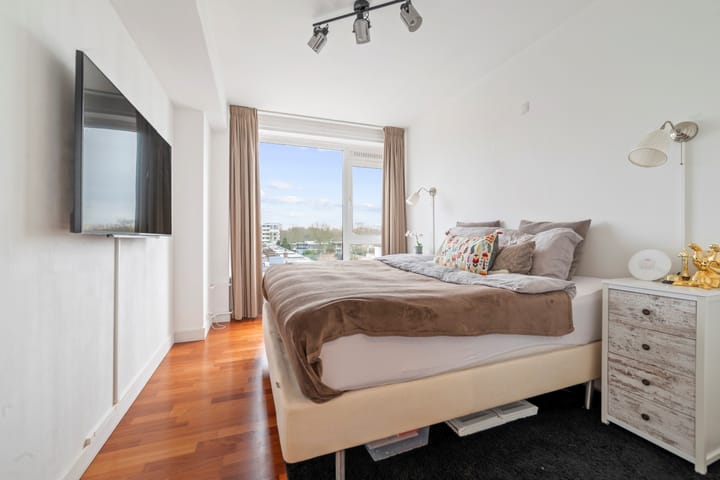 Light and modern corner apartment in Buitenveldert with balcony and free views — 13