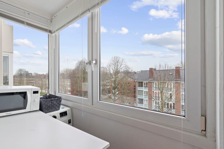 Light and modern corner apartment in Buitenveldert with balcony and free views — 14