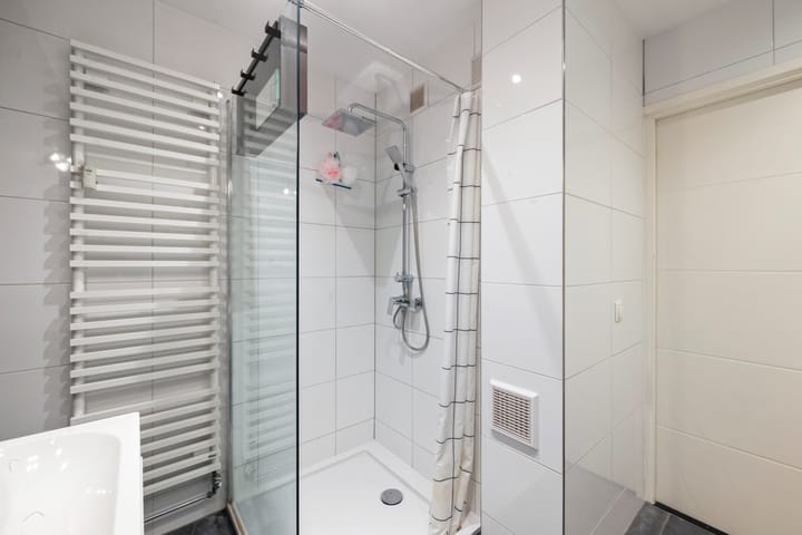 Light and modern corner apartment in Buitenveldert with balcony and free views — 17
