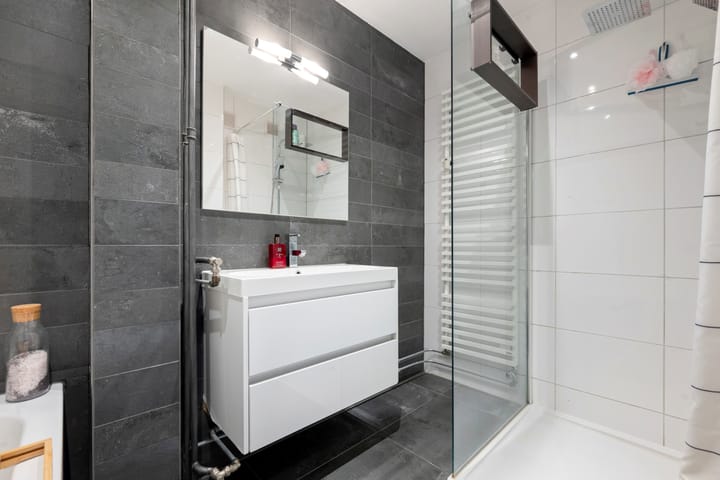 Light and modern corner apartment in Buitenveldert with balcony and free views — 16
