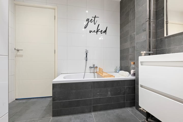 Light and modern corner apartment in Buitenveldert with balcony and free views — 18