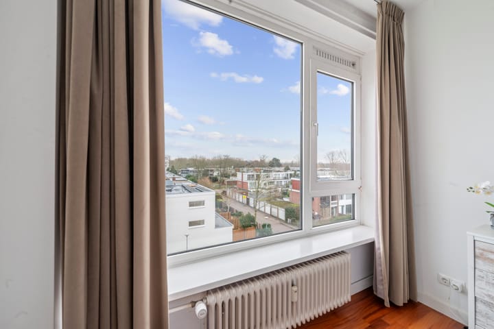 Light and modern corner apartment in Buitenveldert with balcony and free views — 19