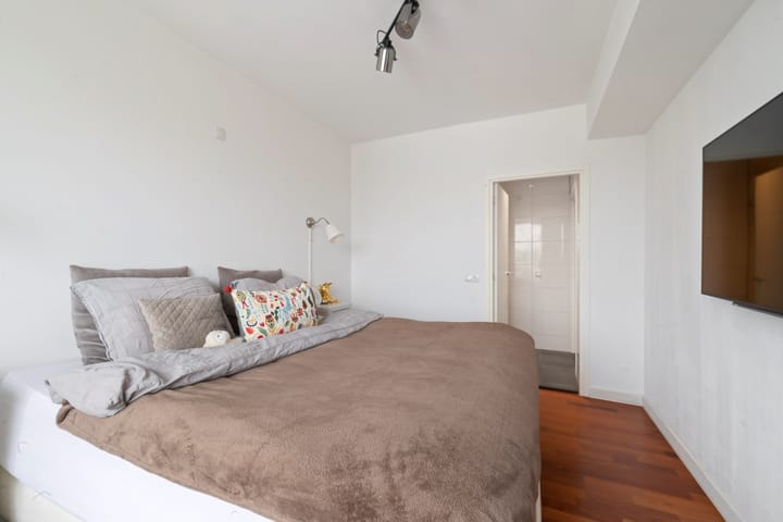 Light and modern corner apartment in Buitenveldert with balcony and free views — 12