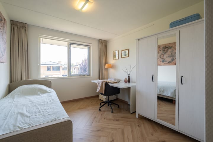 Stylish semi-detached house with garage located at the waterfront in Heerhugowaard — 43