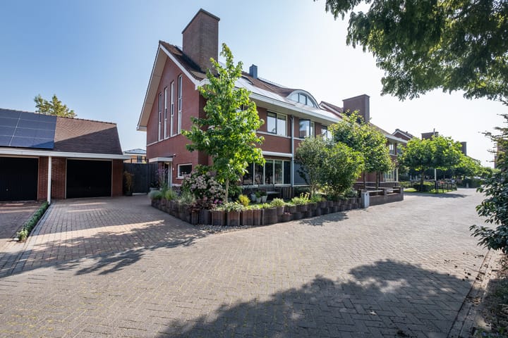 Stylish semi-detached house with garage located at the waterfront in Heerhugowaard — 90