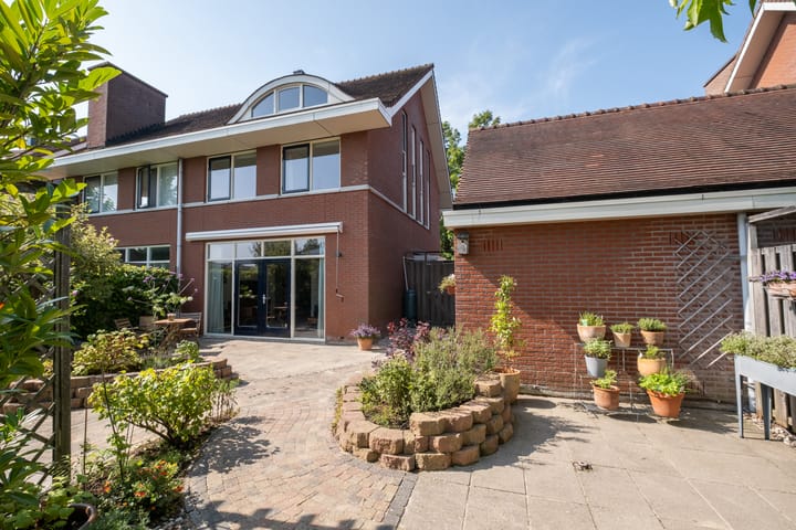 Stylish semi-detached house with garage located at the waterfront in Heerhugowaard — 68