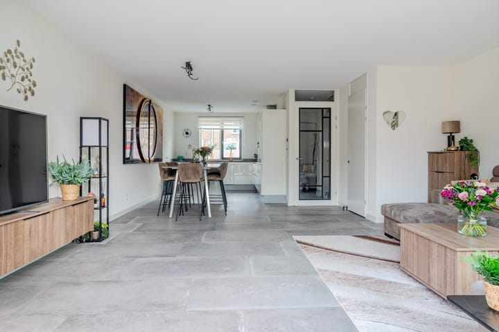 Spacious 5-Bedroom Terraced House with Glass Conservatory in Klein Where, Purmerend — 16