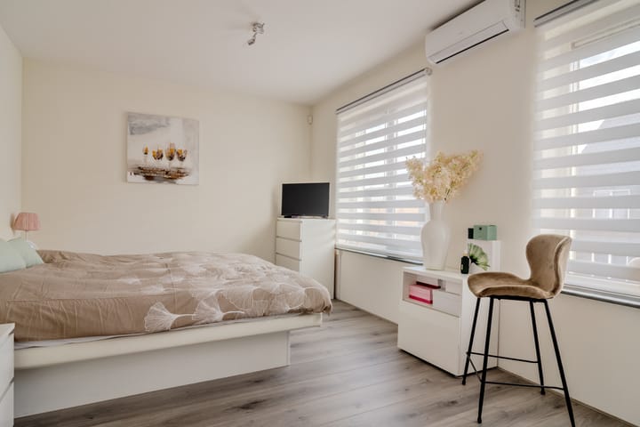 Spacious 5-Bedroom Terraced House with Glass Conservatory in Klein Where, Purmerend — 34