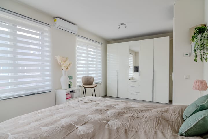 Spacious 5-Bedroom Terraced House with Glass Conservatory in Klein Where, Purmerend — 36
