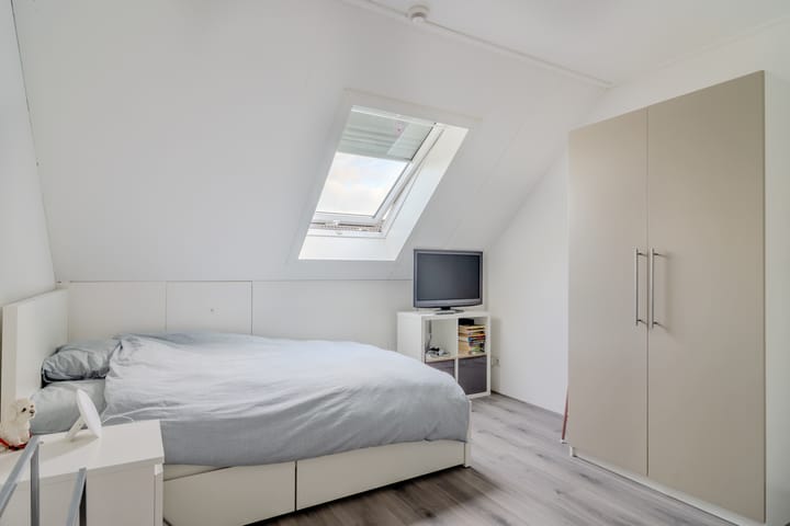 Spacious 5-Bedroom Terraced House with Glass Conservatory in Klein Where, Purmerend — 54