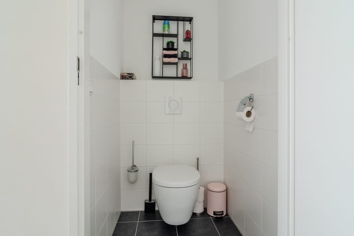 Spacious 5-Bedroom Terraced House with Glass Conservatory in Klein Where, Purmerend — 48