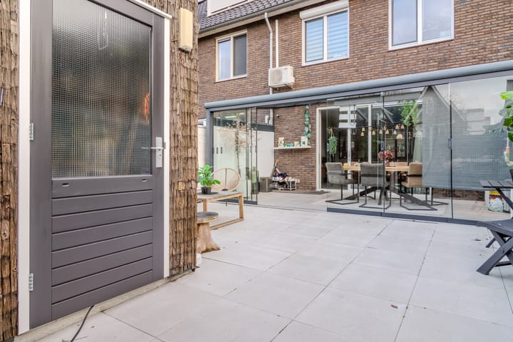 Spacious 5-Bedroom Terraced House with Glass Conservatory in Klein Where, Purmerend — 64