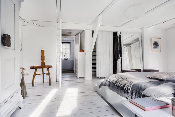 Monumental Former Cheese Warehouse with Water Views in Historic Edam Center — 90