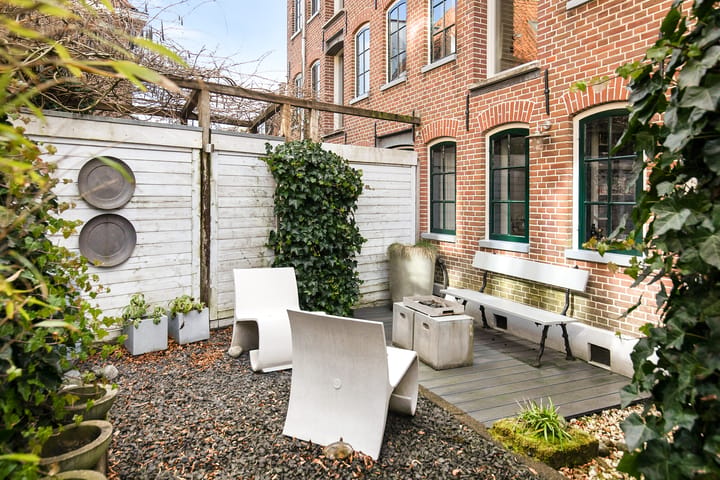 Monumental Former Cheese Warehouse with Water Views in Historic Edam Center — 124