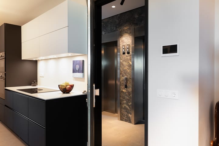 Luxurious 4-Room Apartment with South-Facing Terrace in The Mayor — 80