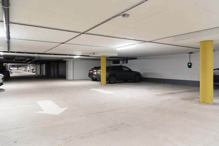 Luxurious 4-Room Apartment with South-Facing Terrace in The Mayor — 94