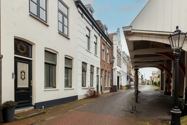 Spacious Townhouse with Renovated Frontage in Historic Schoonhoven Center — 24