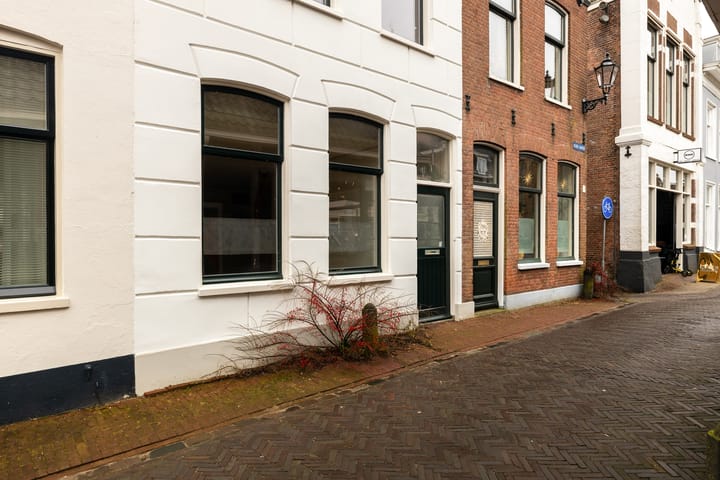 Spacious Townhouse with Renovated Frontage in Historic Schoonhoven Center — 28