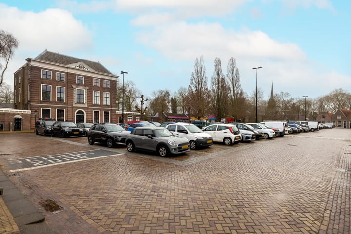 Spacious Townhouse with Renovated Frontage in Historic Schoonhoven Center — 123