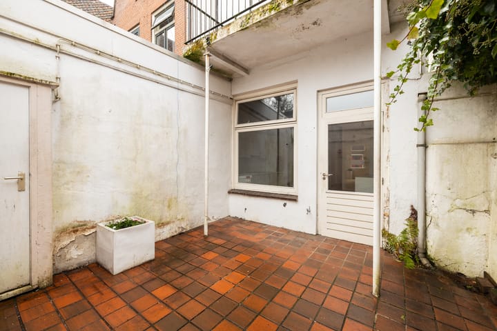 Spacious Townhouse with Renovated Frontage in Historic Schoonhoven Center — 115