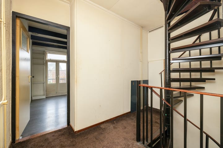 Spacious Townhouse with Renovated Frontage in Historic Schoonhoven Center — 85