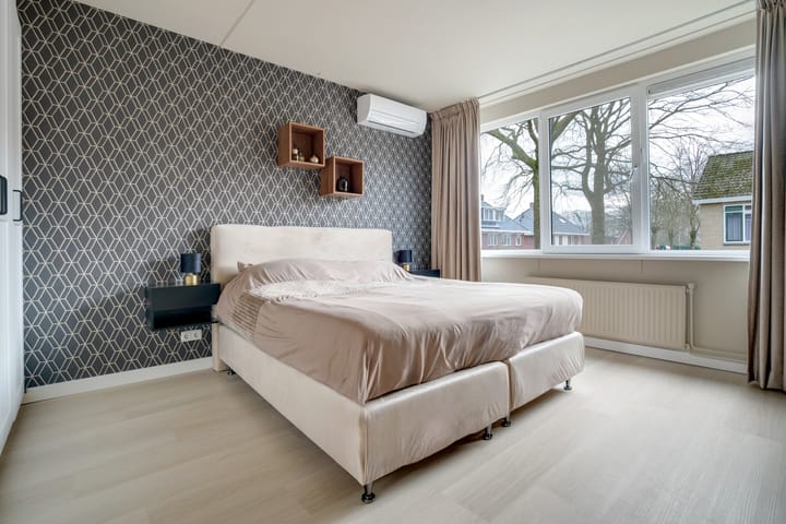 Modern Corner Home with Garage and South-Facing Garden — 41