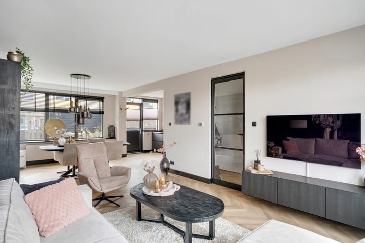 Modern Corner Home with Garage and South-Facing Garden — 19