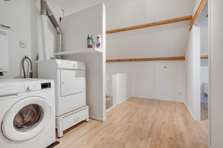 Modern Corner Home with Garage and South-Facing Garden — 61