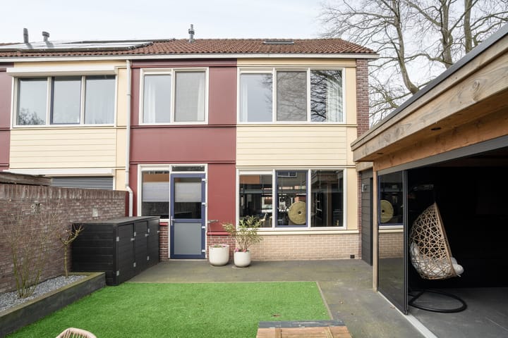 Modern Corner Home with Garage and South-Facing Garden — 67