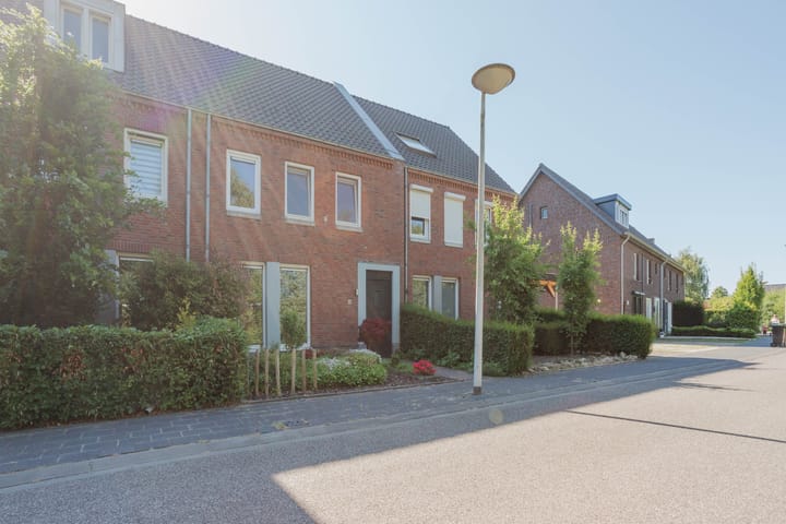 Modern Energy-Efficient Terraced Home in Quiet Horst Neighborhood — 77