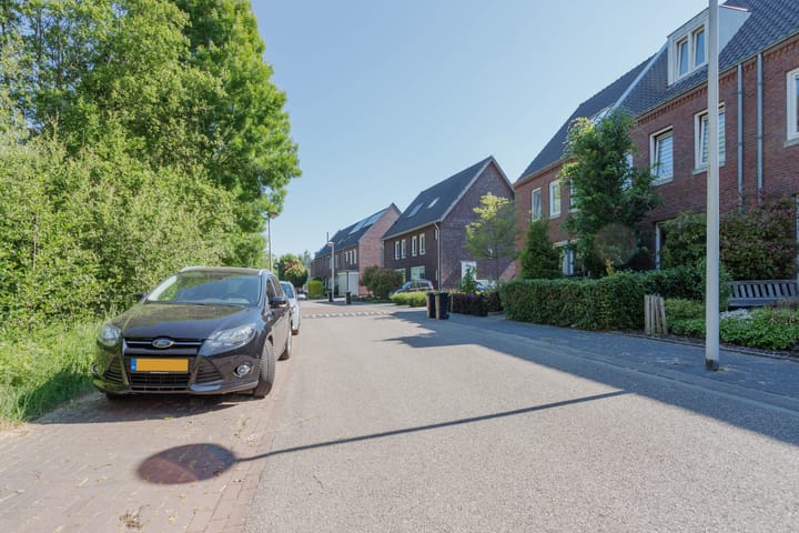 Modern Energy-Efficient Terraced Home in Quiet Horst Neighborhood — 79