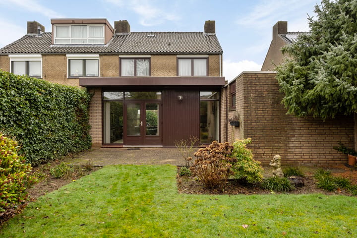 Spacious family home with garden, garage and potential in Keer — 49