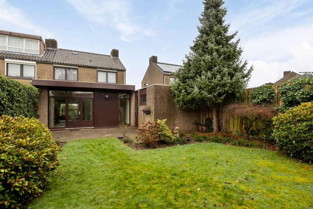 Spacious family home with garden, garage and potential in Keer — 52
