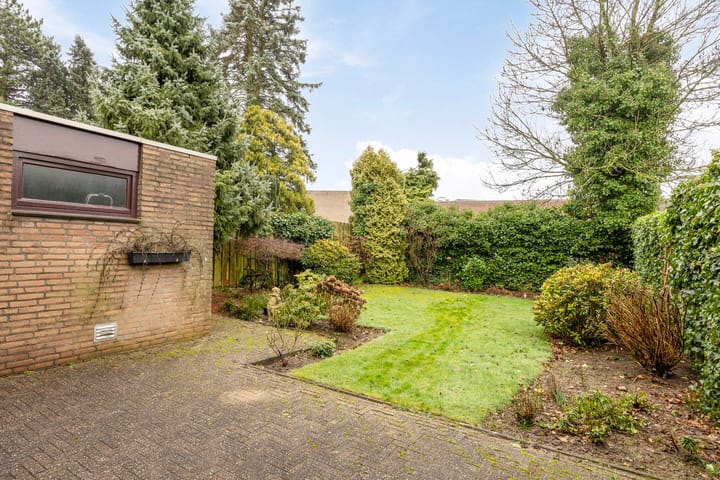 Spacious family home with garden, garage and potential in Keer — 53