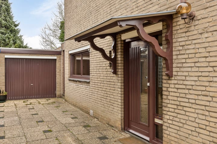 Spacious family home with garden, garage and potential in Keer — 55
