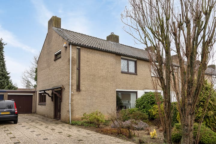 Spacious family home with garden, garage and potential in Keer — 57