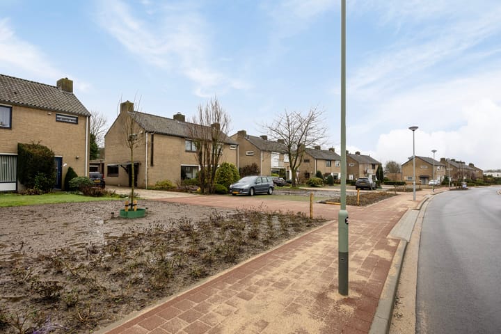 Spacious family home with garden, garage and potential in Keer — 59