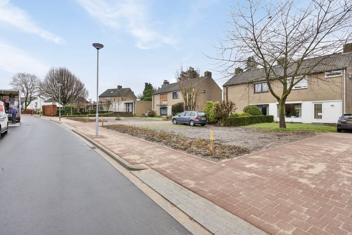 Spacious family home with garden, garage and potential in Keer — 63