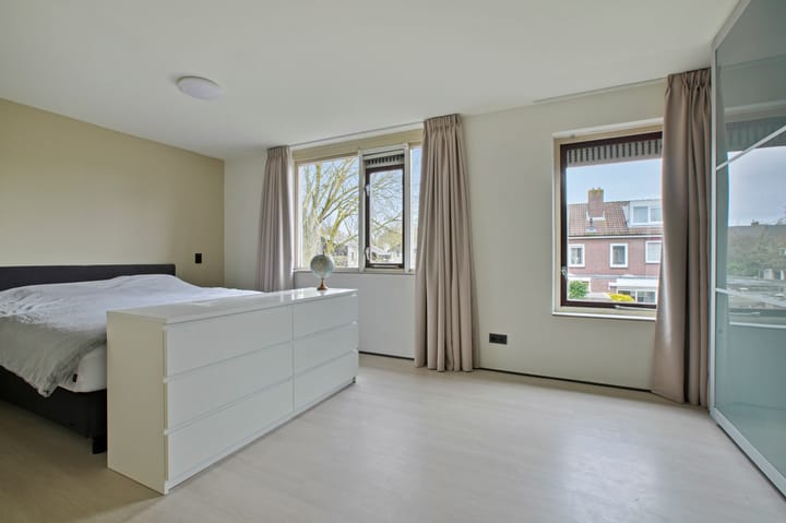 Spacious corner house with west-facing garden in Amstelveen — 37