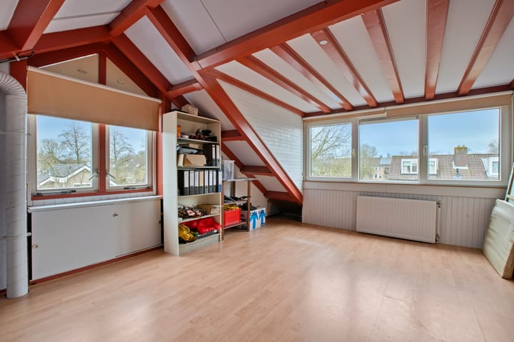 Spacious corner house with west-facing garden in Amstelveen — 57
