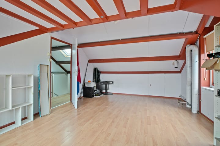 Spacious corner house with west-facing garden in Amstelveen — 67